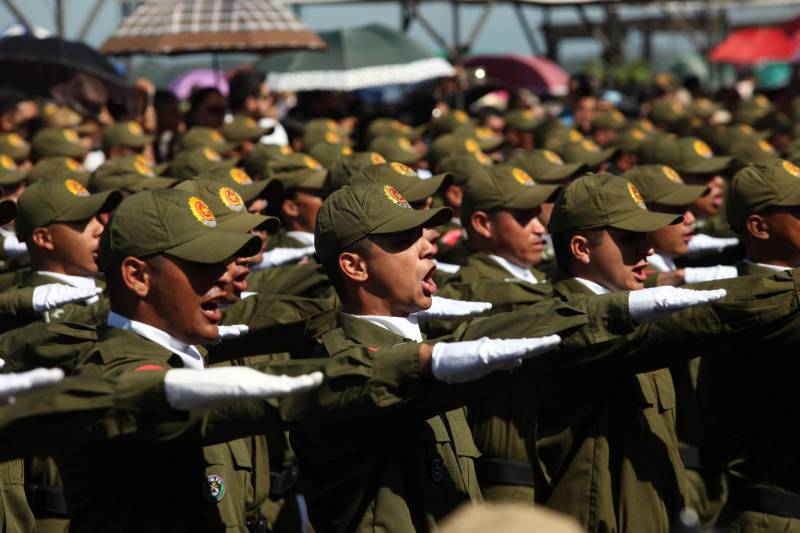 A cerimônia de formatura dos novos praças da Polícia Militar ocorreu na manhã desta segunda-feira (9), simultaneamente, em Belém e outros seis municípios paraenses: Santa Izabel, Castanhal, Barcarena, Capanema, Bragança e Tucuruí. Em Parauapebas, Marabá, Breves, Soure e Conceição do Araguaia, a formatura será celebrada na quinta-feira, dia 12. Na sexta-feira, dia 13, é a vez de Santarém, Altamira, Paragominas e Itaituba. O governador Simão Jatene presidiu a cerimônia de formatura no Portal da Amazônia, bairro da Cidade Velha, em Belém. Milhares de familiares dos formandos lotaram o espaço para entregar aos novos policiais militares seus diplomas de conclusão de curso.
FOTO: SIDNEY OLIVEIRA / AG. PARÁ
DATA: 09.07.2018
BELÉM - PARÁ <div class='credito_fotos'>Foto: Sidney Oliveira/Ag. Pará | <a href='/midias/2018/originais/53becae5-ac71-4532-bd31-725c8e047a84.jpg' download><i class='fa-solid fa-download'></i> Download</a></div>
