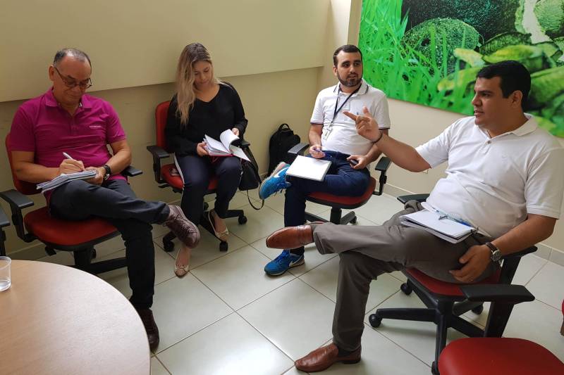 A equipe do Centro Regional de Governo do Sudeste do Pará sediou nos dias 2 e 3 de maio, em Marabá, o workshop “Política Estadual de Socioeconomia, Governança Pública Compartilhada e Planejamento Estratégico Situacional”, ministrado pelos consultores Oscar Marmolejo e Vinícius Ferreira, do Programa das Nações Unidas para o Desenvolvimento (Pnud). Na foto, o secretário Regional do Sudeste, Jorge Bittencourt.
FOTO: ASCOM CRGSP
DATA: 03.05.2018
MARABÁ - PARÁ <div class='credito_fotos'>Foto: ASCOM CRGSP | <a href='/midias/2018/originais/53c39f3e-e34f-411c-affe-6d9836ff8ec1.jpg' download><i class='fa-solid fa-download'></i> Download</a></div>