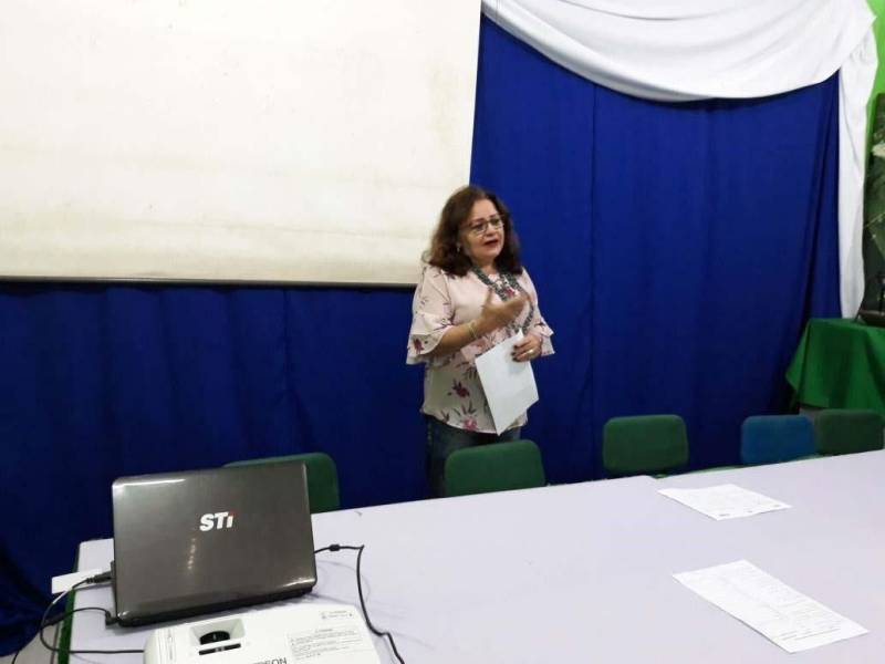 A Fundação Pro Paz realiza nesta terça-feira (24), em Itaituba, sudoeste do Pará, um encontro sobre o Mover (Movimento pela Valorização do Estatuto da Criança e do Adolescente), na Secretaria Municipal de Meio Ambiente (Semma), para fortalecer e atualizar o sistema de garantia de direitos de crianças e adolescentes. A capacitação, que prossegue até o meio-dia de quarta-feira (25), é destinado a gestores, assistentes sociais, conselheiros tutelares, operadores do direito e outros profissionais da área. Na foto, Angelina Valente, coordenadora do Mover.
FOTO: ASCOM / PRO PAZ
DATA: 24.04.2018
ITAITUBA - PARÁ <div class='credito_fotos'>Foto: ASCOM PRO PAZ | <a href='/midias/2018/originais/53ccae4d-44da-49a7-ab39-7db965eadce0.jpg' download><i class='fa-solid fa-download'></i> Download</a></div>