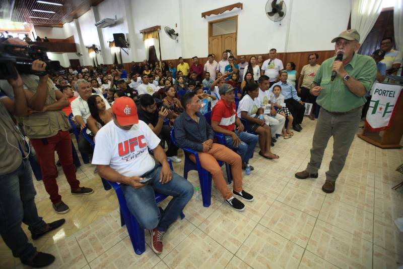 O produtor rural Nilson Corrêa da Silva, 23 anos, mora na comunidade Santo Ezequiel Moreno e produz alimentos em 700 hectares de terra na agrovila Acutipereira, no município de Portel, no arquipélago do Marajó. Mesmo morando e produzindo alimentos na comunidade, ele não possuía título de propriedade de terra. Para beneficiar produtores como Nilson, o governador Simão Jatene entregou, na manhã desta sexta-feira (23), títulos coletivos que beneficiaram mais de mil famílias. Os títulos também beneficiaram comunidades remanescentes de quilombos e povos tradicionais do município marajoara. O Pará foi o Estado que mais titulou áreas em prol dos remanescentes de quilombos no Brasil. Das 170 comunidades tituladas no país, 62 estão no Pará, sendo que destas 53 foram tituladas pelo Instituto de Terras do Pará (Iterpa).

FOTO: MÁCIO FERREIRA / AG. PARÁ
DATA: 23.03.2018
PORTEL - PARÁ <div class='credito_fotos'>Foto: MÁCIO FERREIRA/ AG. PARÁ   |   <a href='/midias/2018/originais/53cd5105-0311-4bb3-bd9f-df499951b013.jpg' download><i class='fa-solid fa-download'></i> Download</a></div>