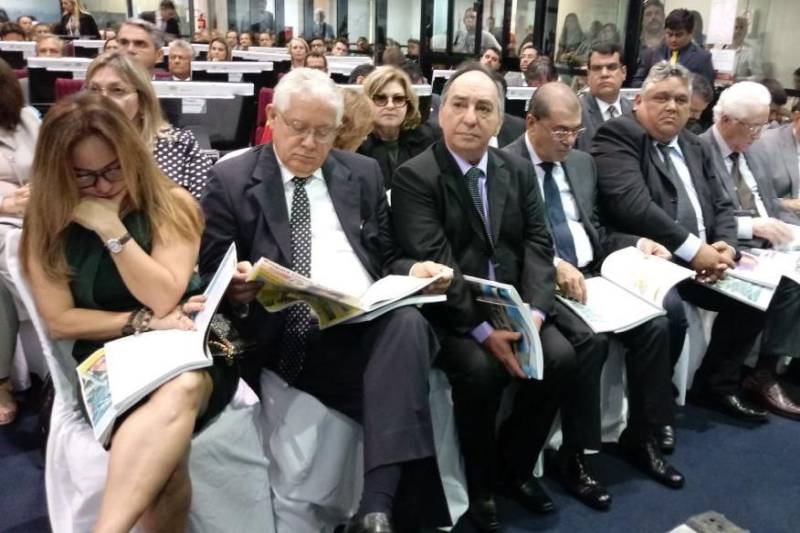 O governador Simão Jatene entregou na manhã desta terça-feira (6), a "Mensagem do Governamental do Pará à Assembleia Legislativa 2018", em sessão especial que abriu os trabalhos da Casa no exercício 2018.
FOTO: ANTONIO SILVA / AG. PARÁ
DATA: 06.02.2018
BELÉM - PARÁ <div class='credito_fotos'>Foto: Antônio Silva/Ag. Pará | <a href='/midias/2018/originais/53cf120e-641a-4aa7-8999-c690354d36f0.jpg' download><i class='fa-solid fa-download'></i> Download</a></div>