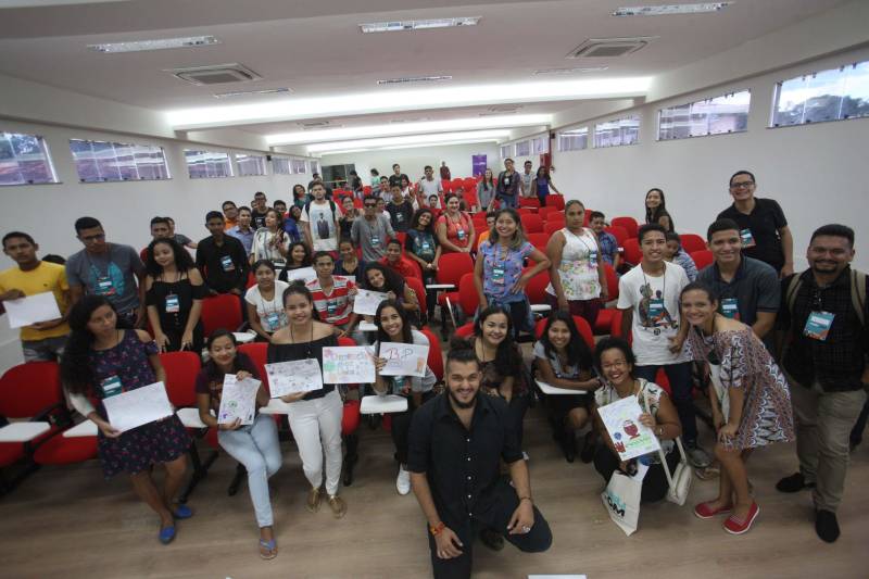 A terceira edição do Publicom – Encontro de Comunicação do Pará deste ano, realizada no município de Breves, no arquipelágo do Marajó, superou as expectativas de público. Com a presença de estudantes de ensino médio, comunicadores, representantes de órgãos públicos e instituições do Marajó, foram registradas cerca de 350 inscrições, com destaque para participação de moradores de Portel, Curralinho e Anajás. Durante a programação do evento realizado pelo Governo do Estado, por meio da Secretaria de Estado de Comunicação (Secom), nos dias 17 e 18, houve trocas de experiências e debates sobre cerimonial, design, mídia e feminicídio, direitos de crianças e adolescentes, credibilidade da informação. Os livros arrecadados no credenciamento – um total de 170 exemplares - serão doados ao Hospital Público Regional do Marajó. Na foto, oficina i “Design para quem não é designer” com o publicitário Filipe Almeida.
FOTO: MARCELO LELIS / AG. PARÁ
DATA: 18.05.2018
BELÉM - PARÁ <div class='credito_fotos'>Foto: Marcelo Lelis / Ag. Pará | <a href='/midias/2018/originais/53d76a8d-60e4-4ee1-aad1-d8127ca73ba5.jpg' download><i class='fa-solid fa-download'></i> Download</a></div>