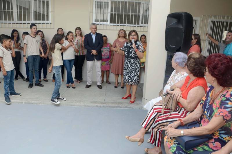 Em companhia da viúva do ex-governador Alacid Nunes, Marilda de Figueiredo Nunes, a secretária de Estado de Educação, Ana Claudia Serruya Hage (ao microfone), entregou nesta sexta-feira (28) as obras da reconstrução da Escola Estadual de Ensino Fundamental Marilda Nunes, no bairro do Benguí, em Belém. A escola, localizada na Passagem Maciel com a Passagem Bom Jesus, volta a funcionar em novas instalações, incluindo uma quadra poliesportiva coberta. “Eu fico muito feliz em verificar o zelo com que a Seduc, na pessoa da secretária Ana Claudia Hage e sua equipe, trata a escola que originalmente era uma creche para atender à comunidade do Benguí. Será de grande serventia para a formação dos estudantes aqui do bairro”, afirmou Marilda Nunes, ao lado da irmã, Maria do Carmo Riodades, e do filho Hildegardo Nunes, atual secretário de Estado de Desenvolvimento Econômico, Mineração e Energia. A creche foi instalada no local no Governo Alacid Nunes.

FOTO: RAI PONTES / ASCOM SEDUC
DATA: 28.12.2018
BELÉM - PARÁ <div class='credito_fotos'>Foto: Rai Pontes/Ascom Seduc   |   <a href='/midias/2018/originais/53d7983b-7979-4f41-8189-7d4ce21fd185.jpg' download><i class='fa-solid fa-download'></i> Download</a></div>