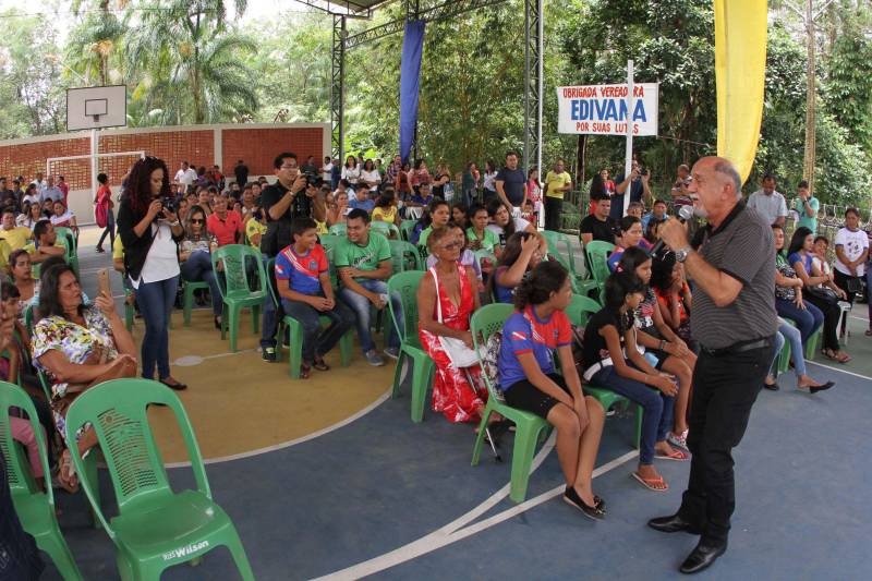 Um painel, no pátio da Escola Estadual de Ensino Médio Ruth Guimarães Ferreira, no distrito de Murinim, em Benevides, mostra 16 alunos da unidade aprovados nos últimos vestibulares. Desses, 12 irão estudar na Universidade Federal do Pará (UFPA). São os primeiros resultados de um processo que começou há nove meses, quando a escola entrou em reforma e ampliação. A nova “Ruth Guimarães Ferreira” foi entregue oficialmente nesta segunda-feira, 26, pelo governador Simão Jatene. Reformada e ampliada, a escola tem agora seis salas de aula; quatro laboratórios (multiuso, multidisciplinar, informática e de leitura); cozinha; refeitório e dispensa; quadra poliesportiva, vestiários feminino e masculino; área de convivência; sala para Atendimento Educacional Especializado (AEE) e acessos para pessoas com deficiência. Espaços de sobra para seus 892 alunos, distribuídos em três turnos do Ensino Médio. A obra custou R$ 2,446 milhões.
FOTO: CRISTINO MARTINS / AG. PARÁ
DATA: 26.03.2018
BENEVIDES - PARÁ <div class='credito_fotos'>Foto: Cristino Martins/Ag. Pará | <a href='/midias/2018/originais/53df120c-225d-42ba-8f4a-fa0ea1a882f0.jpg' download><i class='fa-solid fa-download'></i> Download</a></div>