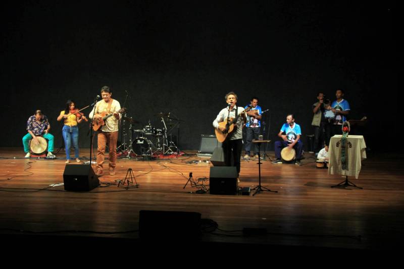 Durante a cerimônia, houve apresentação da banda “Jovens Talentos” (foto), que desde 2014 atua em Bragança com o incentivo da Secult, dos músicos Toni Soares, Júnior Sores e Almirzinho Gabriel (todos residentes em Bragança) e também apresentações musicais típicos dos ritmos bragantinos.

FOTO: RODOLFO OLIVEIRA / AG. PARÁ
DATA: 16.12.2018
BRAGANÇA - PARÁ <div class='credito_fotos'>Foto: Rodolfo Oliveira/Ag. Pará   |   <a href='/midias/2018/originais/53e28db6-cb6e-4393-981a-763e179e5a13.jpg' download><i class='fa-solid fa-download'></i> Download</a></div>