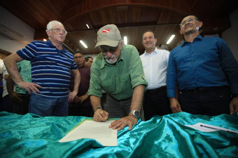 O produtor rural Nilson Corrêa da Silva, 23 anos, mora na comunidade Santo Ezequiel Moreno e produz alimentos em 700 hectares de terra na agrovila Acutipereira, no município de Portel, no arquipélago do Marajó. Mesmo morando e produzindo alimentos na comunidade, ele não possuía título de propriedade de terra. Para beneficiar produtores como Nilson, o governador Simão Jatene entregou, na manhã desta sexta-feira (23), títulos coletivos que beneficiaram mais de mil famílias. Os títulos também beneficiaram comunidades remanescentes de quilombos e povos tradicionais do município marajoara. O Pará foi o Estado que mais titulou áreas em prol dos remanescentes de quilombos no Brasil. Das 170 comunidades tituladas no país, 62 estão no Pará, sendo que destas 53 foram tituladas pelo Instituto de Terras do Pará (Iterpa).

FOTO: MÁCIO FERREIRA / AG. PARÁ
DATA: 23.03.2018
PORTEL - PARÁ <div class='credito_fotos'>Foto: MÁCIO FERREIRA/ AG. PARÁ   |   <a href='/midias/2018/originais/53e49f9a-67b9-47ab-9b92-9b8f3a7f99aa.jpg' download><i class='fa-solid fa-download'></i> Download</a></div>