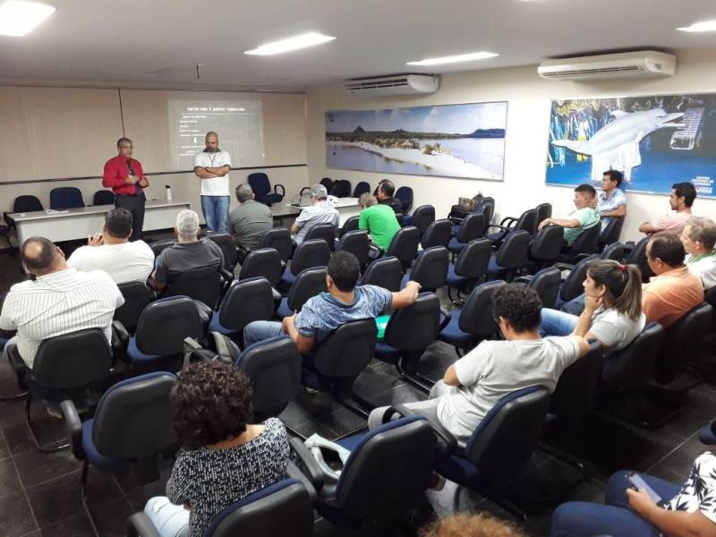 O planejamento do Proater também foi realizado com os representantes da Emater da região de integração do Baixo Amazonas. O evento ocorreu no auditório do Centro de Governo do Baixo Amazonas e reuniu 13 municípios. O coordenador de Desenvolvimento e Incentivo à Produção, Gustavo Hamoy, representou o secretário regional de Governo, Olavo das Neves, durante a reunião. De acordo com o extensionista, Jorge Augusto Macêdo, a expectativa é que as ações do Proater, em 2018, cheguem a 70 mil famílias no estado e em torno de cinco mil famílias no Baixo Amazonas.
FOTO: SAMUEL ALVARENGA / SECOM
DATA: 10.04.2018
SANTARÉM - PARÁ <div class='credito_fotos'>Foto: Samuel Alvarenga / Secom | <a href='/midias/2018/originais/53f269ef-0fe4-4658-be07-4b09e7ec75d1.jpg' download><i class='fa-solid fa-download'></i> Download</a></div>