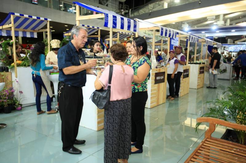 A abertura da Feira Pará Negócios 2018, nesta quinta-feira (22), no Hangar Convenções e Feiras da Amazônia, em Belém, foi marcada pela assinatura de um protocolo de intenções entre a Secretaria de Desenvolvimento Econômico, Mineração e Energia (Sedeme), Companhia de Desenvolvimento Econômico do Pará (Codec) e a empresa ZSun Energy que prevê investimentos na ordem de R$12 milhões de reais para a região do município de Paragominas, sudeste do estado, com a chegada de uma indústria de placas de energia solar no município a partir do ano que vem.

FOTO: MÁCIO FERREIRA / AG. PARÁ
DATA: 22.11.2018
BELÉM - PARÁ <div class='credito_fotos'>Foto: MÁCIO FERREIRA/ AG. PARÁ   |   <a href='/midias/2018/originais/53f4114a-d5d9-41d3-bc86-96fc85358cf2.jpg' download><i class='fa-solid fa-download'></i> Download</a></div>