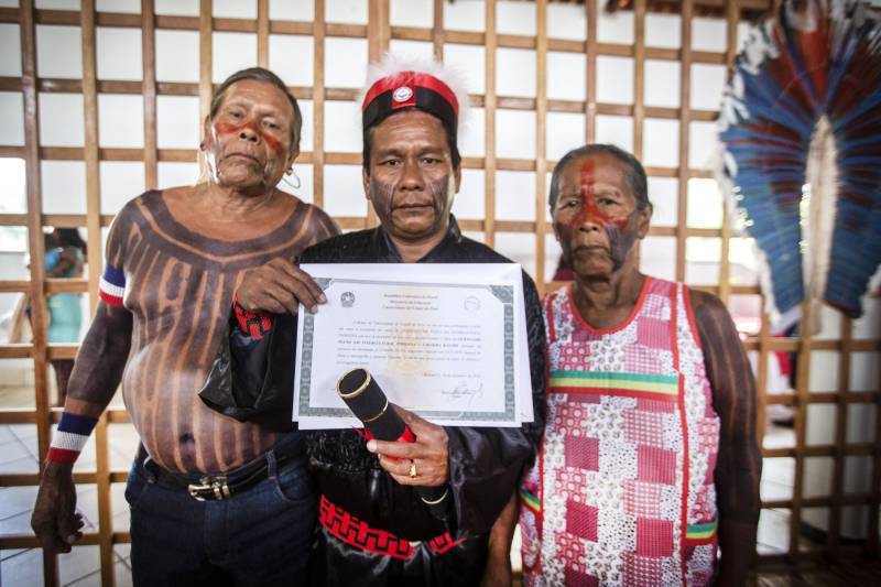 Cerimônia de outorga de grau aos 15 indígenas integrantes da primeira turma do povo Kayapo do curso de licenciatura intercultural indígena da Uepa, na manhã desta quinta-feira, 06, em São Félix do Xingu.

FOTO: NAILANA THIELY / ASCOM UEPA
DATA: 06.11.2018
SÃO FÉLIX DO XINGU - PARÁ <div class='credito_fotos'>Foto: Nailana Thiely / Ascom Uepa   |   <a href='/midias/2018/originais/53fb6f5d-7f56-4d3b-800d-b4618c36e25f.jpg' download><i class='fa-solid fa-download'></i> Download</a></div>