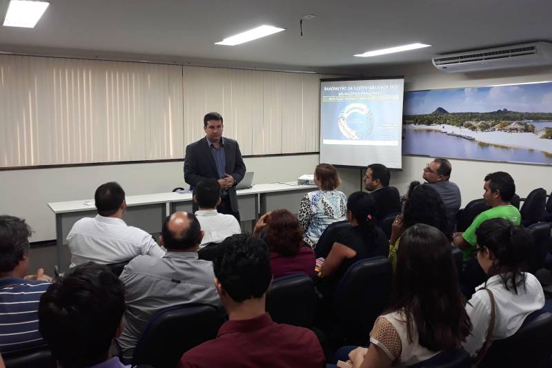 Diante de uma plateia formada por representantes da iniciativa privada,instituições públicas, estudantes e representantes da sociedade civil, a Fundação Amazônia Paraense de Amparo à Pesquisa (Fapespa) lançou nesta terça-feira (27), no Centro Regional de Governo do Baixo Amazonas, em Santarém, o Barômetro de Sustentabilidade das regiões de integração do Baixo Amazonas e Tapajós, no oeste do Pará. Na foto, o diretor-presidente da Fapespa, Eduardo Costa.
FOTO: SAMUEL ALVARENGA / SECOM
DATA: 27.03.2018
SANTARÉM - PARÁ <div class='credito_fotos'>Foto: Samuel Alvarenga / Secom | <a href='/midias/2018/originais/54008406-3f4a-40be-8743-ab0f25b2c085.jpg' download><i class='fa-solid fa-download'></i> Download</a></div>