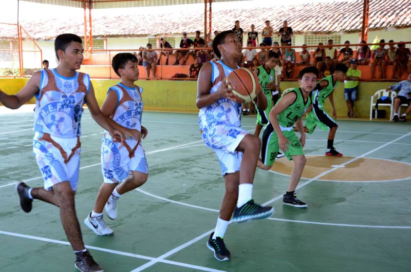 No momento em que os Jogos Estudantis Paraenses (Jeps) atingem a marca histórica de 60 anos, o município de Mocajuba (foto), na Região do Baixo-Tocantins, está em festa ao sediar, desde a quarta-feira, 16, as competições regionais do evento estudantil.
FOTO: ELISEU DIAS / ASCOM SEDUC
DATA: 17.05.2018
MOCAJUBA - PARÁ <div class='credito_fotos'>Foto: Eliseu Dias / Ascom Seduc | <a href='/midias/2018/originais/5407379b-d02d-4654-a333-6bac0c6e876b.jpg' download><i class='fa-solid fa-download'></i> Download</a></div>