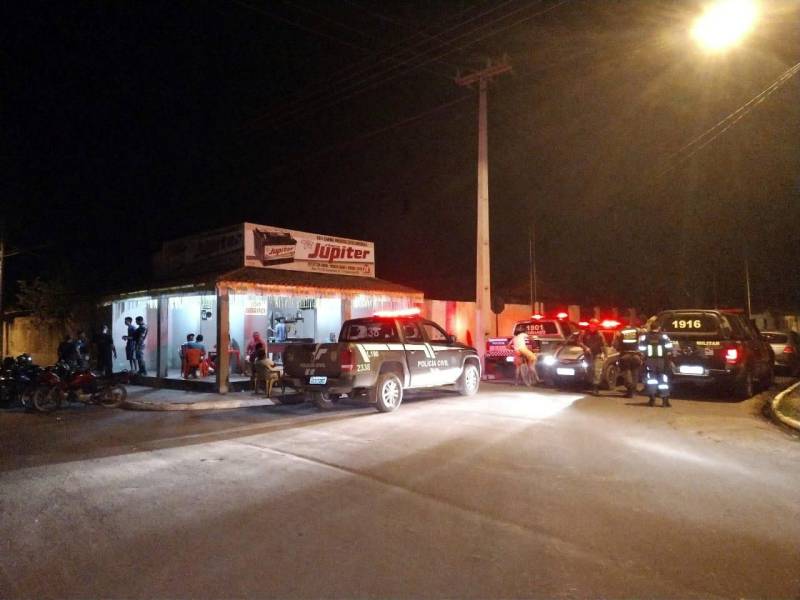 Uma operação integrada (foto) realizada pelas Polícias Civil e Militar, neste final de semana, resultou no fechamento de dois estabelecimentos comerciais, de um total de 16 fiscalizados, entre bares e casas noturnas, que estavam com funcionamento irregular, em Paragominas, nordeste paraense. O trabalho foi coordenado pela Superintendência da Polícia Civil da Região do Capim e executado por policiais civis da Seccional de Paragominas, policiais militares e agentes da Semutran (Secretaria Municipal de Trânsito).
FOTO: ASCOM / POLÍCIA CIVIL
DATA: 08.07.2018
PARAGOMINAS - PARÁ <div class='credito_fotos'>Foto: Ascom / Polícia Civil | <a href='/midias/2018/originais/540a249f-64a5-414a-a0aa-5891cca8c71b.jpg' download><i class='fa-solid fa-download'></i> Download</a></div>