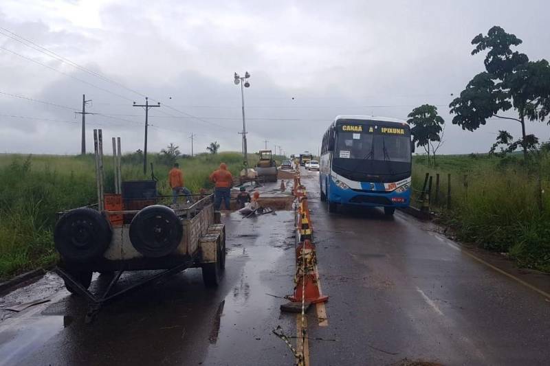 A Secretaria de Estado de Transportes (Setran) tem atuado para solucionar ocorrências provocadas pelas fortes chuvas que atingem as estradas do Pará. Tratores foram utilizados para retirar o acúmulo de terra sobre a PA-275 (foto) e na PA-256 foi realizado serviço de contenção no lado crítico da rodovia, sendo possível liberar uma faixa para o trânsito seguro de veículos. A estrada está sinalizada e a área de risco devidamente delimitada com madeira. O trabalho terá continuidade nesta terça-feira, 10, caso haja condições climáticas favoráveis. Há controle de tráfego Pare/Siga via rádio para evitar acidentes no local.
FOTO: ASCOM SETRAN
DATA: 10.04.2018
PARAGOMINAS - PARÁ <div class='credito_fotos'>Foto: ASCOM SETRAN | <a href='/midias/2018/originais/540bf985-0bbd-4b08-aaf3-68a5c9ee698a.jpg' download><i class='fa-solid fa-download'></i> Download</a></div>