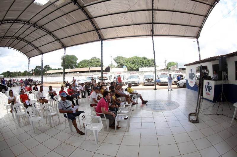 Todos os 24 lotes de veículos recuperáveis e sucatas pertencentes à frota do governo do Estado, que já não estavam mais em uso, foram negociados no leilão promovido, nesta quarta-feira, 18, pela Comissão de Leilão da Secretaria de Estado de Administração (Sead) e pela Vip Leilões, em Marituba, na região metropolitana de Belém. O leilão teve cerca de 600 acessos on-line e a presença de mais de 30 pessoas. Avaliados inicialmente em R$ 63.900,00, os lotes geraram um volume total de negócios preliminar no valor de R$ 189 mil, o que superou em aproximadamente 200% a estimativa inicial dos técnicos da Diretoria de Gestão do Patrimônio do Estado, organizadora do evento.
FOTO: THIAGO GOMES / AG. PARÁ
DATA: 18.04.2018
MARITUBA - PARÁ <div class='credito_fotos'>Foto: Thiago Gomes /Ag. Pará | <a href='/midias/2018/originais/54133ad7-5b35-4fd1-ad80-b4c550bc631f.jpg' download><i class='fa-solid fa-download'></i> Download</a></div>