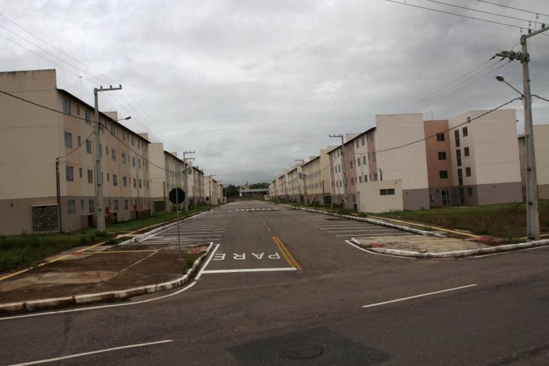 Deve ocorrer a partir da próxima segunda-feira (19) a entrega das chaves aos futuros moradores do Residencial Viver Melhor Marituba, localizado no quilômetro 15 da Rodovia BR-316, em Marituba, região metropolitana de Belém. A cerimônia de inauguração do conjunto, marcada para este sábado (17), foi adiada pela terceira vez pelo Ministério das Cidades, causando transtorno a centenas de pessoas que foram ao local com a promessa de receber o apartamento e começar uma vida nova. O governador Simão Jatene foi ao local esclarecer aos proprietários - muitos vindos de bairros distantes de Belém e Ananindeua - o motivo de mais um adiamento.
FOTO: CRISTINO MARTINS / AG. PARÁ
DATA: 17.02.2017
MARITUBA - PARÁ <div class='credito_fotos'>Foto: Cristino Martins/Ag. Pará | <a href='/midias/2018/originais/541915e6-99ec-471b-bd3e-1480a3ea5c1f.jpg' download><i class='fa-solid fa-download'></i> Download</a></div>
