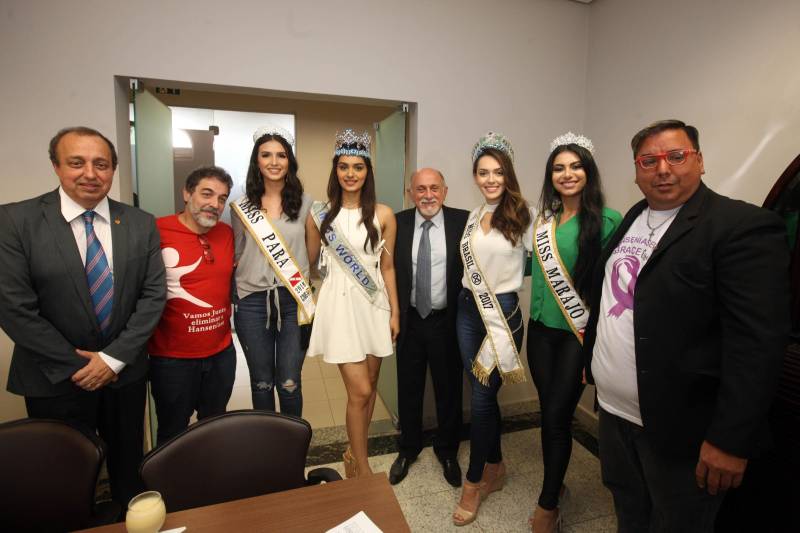 Há seis anos, o combate à hanseníase é a causa escolhida pela organização do Concurso Miss Mundo para ser trabalhada pelas eleitas no certame de beleza. A atual dona da coroa, a indiana Manushi Chhillar, e a atual Miss Brasil Mundo, Gabrielle Vilela, foram recebidas na manhã desta sexta-feira (20), em agenda institucional, pelo governador Simão Jatene (foto) e o secretário de Estado de Saúde Pública, Vitor Mateus. A comitiva está em Belém para a promoção de ações sociais de combate à doença. O encontro ocorreu no Palácio do Governo, na capital paraense. A programação do “Beleza com Propósito” no Brasil integra encontros com governantes e autoridades de outros Estados da Federação. Durante a semana, a comitiva foi recebida em São Paulo, no Palácio dos Bandeirantes, onde deu início à campanha do agasalho. Também foi a Brasília apoiar a Associação de Pais e Amigos dos Excepcionais do Distrito Federal (Apae-DF), sendo recebida pelo governador do Distrito Federal, Rodrigo Rollemberg.
FOTO: SIDNEY OLIVEIRA / AG. PARÁ
DATA: 20.04.2018
BELÉM - PARÁ <div class='credito_fotos'>Foto: Sidney Oliveira/Ag. Pará | <a href='/midias/2018/originais/5421b387-058d-4913-b14f-e2bf9cff9129.jpg' download><i class='fa-solid fa-download'></i> Download</a></div>