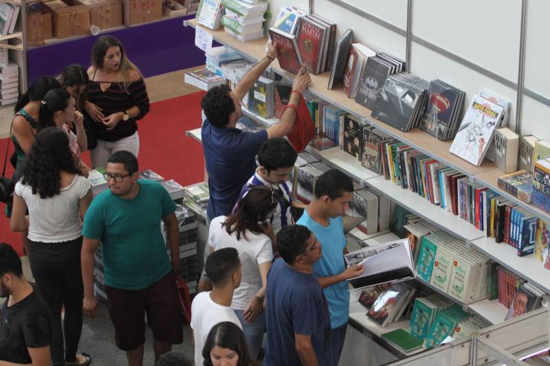 Corredores do Hangar Centro de Convenções durante a XXII Feira Pan-Amazônica do Livro, que começou neste sábado (2), em Belém. Um grande público compareceu ao segundo dia da feira, aproveitando as atrações culturais e as exposições nos estandes de livros na tarde de domingo.
FOTO: CRISTINO MARTINS / AG. PARÁ
DATA: 03.06.2018
BELÉM - PARÁ <div class='credito_fotos'>Foto: Cristino Martins/Ag. Pará | <a href='/midias/2018/originais/5422f47f-ae2d-448f-ba57-4f9fb12a3d08.jpg' download><i class='fa-solid fa-download'></i> Download</a></div>