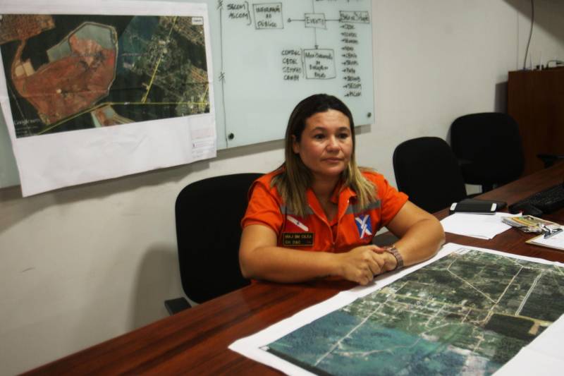 O governo do Estado intensificou as ações nas comunidades do município de Barcarena, no nordeste paraense, afetadas pela contaminação constatada pelo Instituto Evandro Chagas (IEC), no entorno da área de atuação da empresa Hydro. A força-tarefa de órgãos estaduais em parceria com a prefeitura municipal seguiu neste domingo (25), com a continuação do cadastramento de famílias, levantamento de possíveis problemas de saúde decorrentes da situação e distribuição de água potável, medidas emergenciais determinadas pelo Grupo de Trabalho do Governo do Estado. Ao todo, 30 profissionais da saúde, entre agentes de endemias e de saúde, além de 16 assistentes sociais, agentes da Defesa Civil, entre outros profissionais do Estado e Município atuam nos últimos dias nas comunidades de Bom Futuro, Vila Nova e Bujaruba. As equipes estão em campo para mapear e identificar as necessidades das famílias que residem nesses locais e que tipo de impacto que elas podem ter sofrido. Na foto, a Major Ciléa Mesquita, chefe da divisão de apoio à comunidade da Defesa Civil do Estado.
FOTO: IGOR BRANDÃO / AG PARÁ
DATA: 25.02.2018
BARCARENA - PARÁ <div class='credito_fotos'>Foto: IGOR BRANDÃO / AG. PARÁ | <a href='/midias/2018/originais/54231398-f9e2-4751-9b35-ed316f206cdd.jpg' download><i class='fa-solid fa-download'></i> Download</a></div>