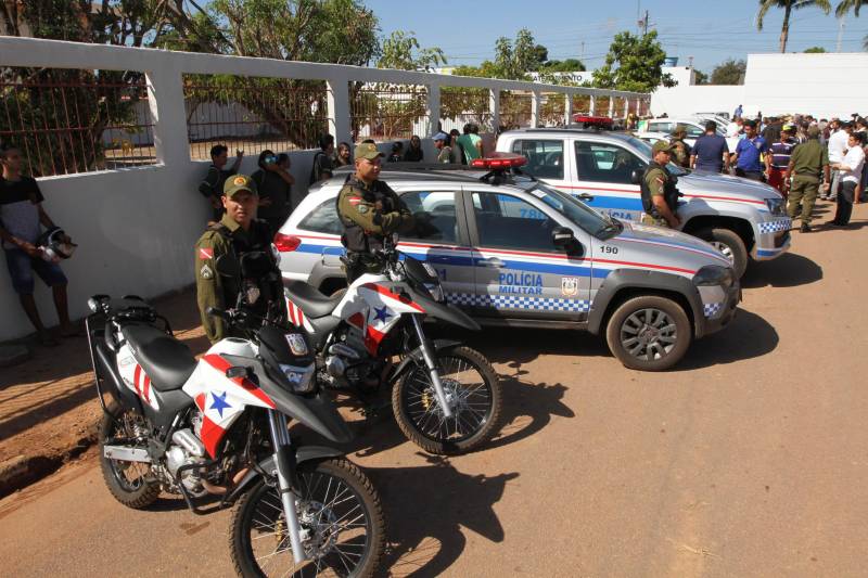 O município de Jacundá, no sudeste paraense, recebeu nesta sexta-feira (6) importantes investimentos em segurança e infraestrutura. O Governo do Estado repassou para o policiamento do município 5 viaturas e 2 veículos para o reforço das ações Departamento de Trânsito do Estado (Detran). Foi entregue ainda a ordem de serviço para a pavimentação asfáltica de cinco quilômetros de vias, na ordem de R$ 3 milhões. A cerimônia foi no salão paroquial da Igreja de Nossa Senhora do Perpetuo Socorro, conduzida pela secretária de Municípios Sustentáveis, Izabela Jatene, que representou o governador Simão Jatene, e contou com a participação de representantes de parlamentares, lideranças comunitárias, entre outras autoridades municipais.
FOTO: CRISTINO MARTINS / AG. PARÁ
DATA: 06.07.2018
JACUNDÁ - PARÁ <div class='credito_fotos'>Foto: Cristino Martins/Ag. Pará | <a href='/midias/2018/originais/5426ba5b-7457-4fc2-a508-2a2741574168.jpg' download><i class='fa-solid fa-download'></i> Download</a></div>