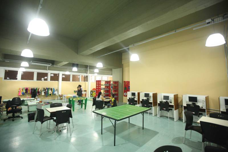 Ao entrar na Biblioteca Arthur Viana, localizada no Centro Cultural e Turístico Tancredo Neves (Centur), é possível visualizar e sentir as diferenças logo ao chegar. O espaço, que desde 2015 passava por reformas, está completamente pronto para sua reinauguração, que deve acontecer já na próxima semana. Iluminação adequada, climatização renovada, mudança de estantes e outros móveis que contribuíram para a ampliação do espaço, além de um verdadeiro upgrade em diversos espaços de convivência, serviços e estudos, trouxeram novos ares a centenária biblioteca.
FOTO: THIAGO GOMES / AG. PARÁ
DATA: 27.04.2018
BELÉM - PARÁ <div class='credito_fotos'>Foto: Thiago Gomes /Ag. Pará | <a href='/midias/2018/originais/54377b78-1388-408a-bfc8-7fedbd4c7e67.jpg' download><i class='fa-solid fa-download'></i> Download</a></div>