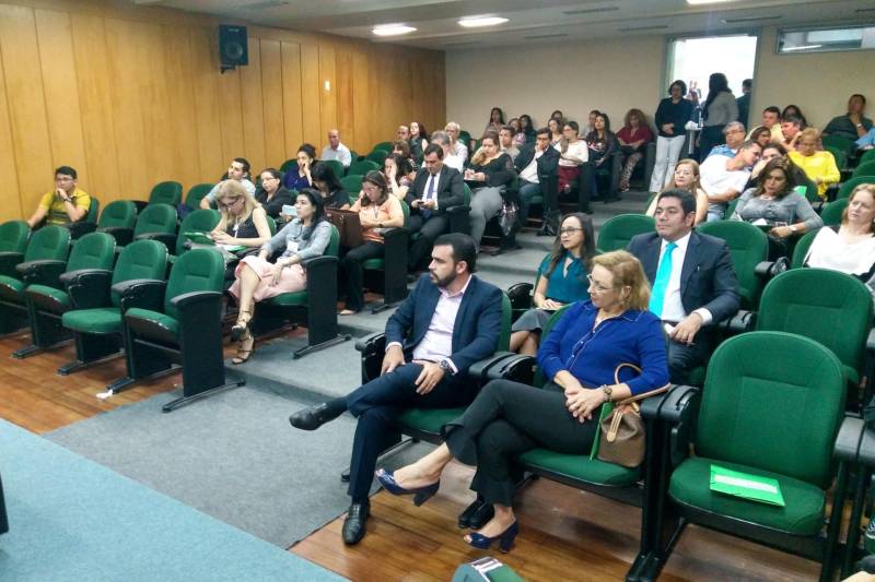 Teve início na manhã desta terça-feira, 19, o I Colóquio de Governança Pública da EGPA. O evento, que segue até amanhã na sede da Escola de Governança Pública do Estado do Pará, reúne servidores públicos estaduais e municipais que tenham por foco em suas pesquisas a análise da atuação do espaço público, o processo de governança em suas diversas dimensões e aprendizagens institucionais. A mesa de abertura contou com a presença da secretária de estado de Administração, Alice Viana, que representou o governador Simão Jatene, do diretor geral da autarquia, Danilo Alho, da presidente da Fundação Hemopa, Ana Suely Leite Saraiva, da diretora do Instituto de Formação Profissional e Superior (Iseg/EGPA), Gisele Nobre e da coordenadora do Centro de Estudos, Pesquisas e Projetos Estratégicos em Governança Pública (CEPPE/EGPA), Drª Luciana Rodrigues Ferreira.
FOTO: ASCOM / EGPA
DATA: 19.06.2018
BELÉM - PARÁ <div class='credito_fotos'>Foto: ASCOM EGPA | <a href='/midias/2018/originais/5441a2f1-65b3-4e07-abdb-9b67a6590ed9.jpg' download><i class='fa-solid fa-download'></i> Download</a></div>