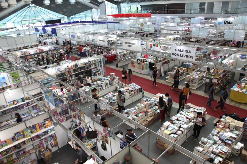 Quarto dia da  XXII Feira Pan-Amazônica do Livro, no Hangar Centro de Convenções da Amazônia, em Belém. 

 FOTO: CRISTINO MARTINS / AG. PARÁ 
DATA: 03.06.2018 
BELÉM - PARÁ <div class='credito_fotos'>Foto: Cristino Martins/Ag. Pará   |   <a href='/midias/2018/originais/5447c4a2-6047-4048-a41e-2fab760e882c.jpg' download><i class='fa-solid fa-download'></i> Download</a></div>