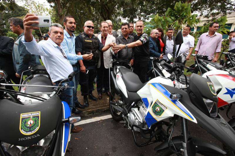 Polícia Militar, Guarda Municipal e Secretarias Municipais de Segurança Pública de 17 cidades do interior paraense receberam motos para ampliar o policiamento ostensivo e para atender ocorrências em suas sedes. Os veículos adquiridos pelo Governo do Estado são provenientes de emenda parlamentar de três deputados da Assembleia Legislativa do Pará (ALEPA), e entregues (foto) nesta segunda-feira (28) durante cerimônia na sede da Casa Civil, em Belém. Ao todo foram entregues 44 motos do modelo Honda XRE 300 CC, todas com kit sinalizador acústico e visual, rastreador, dois capacetes e queixeiras. Prefeitos, secretários de segurança, representantes das polícias, guardas municipais e deputados estiveram presentes na solenidade e ressaltaram a importância de ampliar a frota de veículos para dar apoio a segurança dos municípios.
FOTO: MÁCIO FERREIRA / AG. PARÁ
DATA: 28.05.2018
BELÉM - PARÁ <div class='credito_fotos'>Foto: MÁCIO FERREIRA/ AG. PARÁ | <a href='/midias/2018/originais/5448a334-5cb6-4b31-9bf8-421b2fec23af.jpg' download><i class='fa-solid fa-download'></i> Download</a></div>