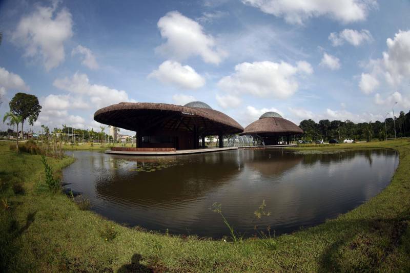 Outra importante contribuição que a obra trará para a região metropolitana é a preservação ambiental, pois a via funcionará como uma barreira física e sanitária para a Área de Preservação Ambiental (APA) Belém. O Parque do Utinga (PEUt), com 1.393,0088 hectares, é a maior área de conservação com proteção integral na Grande Belém aberta à visitação e o único parque natural do Brasil localizado em perímetro urbano.
FOTO: SIDNEY OLIVEIRA / AG. PARÁ
DATA: 08.01.2018
BELÉM - PARÁ <div class='credito_fotos'>Foto: Sidney Oliveira/Ag. Pará | <a href='/midias/2018/originais/544acfe0-8bce-48ff-8897-2b58dfc82045.jpg' download><i class='fa-solid fa-download'></i> Download</a></div>