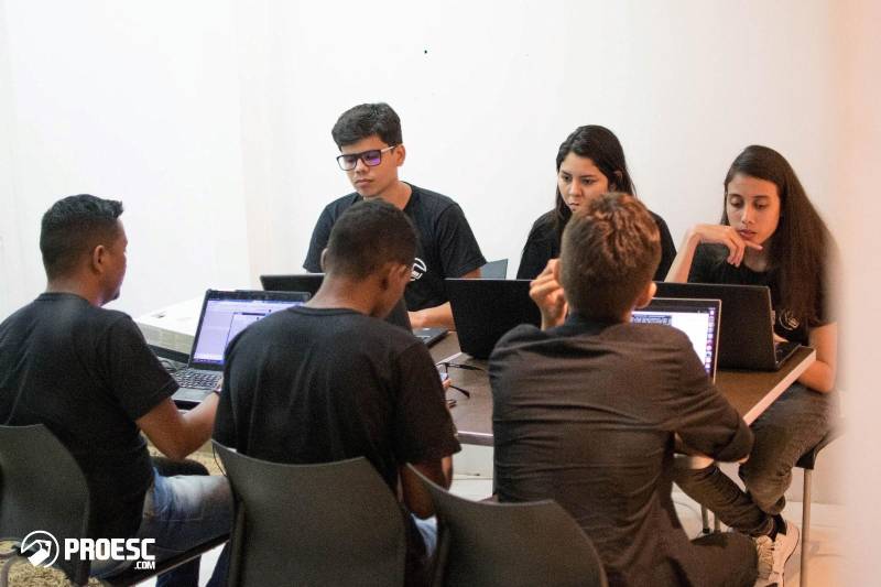Inovação para a educação. Foi com essa frase que a Empresa Inovadados desenvolveu o Proesc.com, um software completo de gestão escolar, que informatiza todos os setores da educação. A plataforma de gestão escolar on-line possui soluções nas áreas acadêmica, pedagógica, financeira, voltadas para escolas públicas e privadas. O sistema já está presente em 2.112 instituições espalhadas entre Brasil, Portugal, Moçambique e Angola, beneficiando mais de 208 mil alunos e mais de 31 mil professores. Foi reconhecido em programas de destaque nacional de inovação, como InovAtiva Brasil, o “MPE Brasil - Prêmio de Competitividade para Micro e Pequenas Empresas”, Programa Primeira Empresa Inovadora – (Prime/Finep) e Prêmio Sebrae de Inovação.  Na foto, Equipe Inovadados, testando o Sistema Proesc.com.

FOTO: ASCOM / PCT GUAMÁ
DATA: 08.05.2018
BELÉM - PARÁ <div class='credito_fotos'>Foto: ASCOM / PCT GUAMÁ   |   <a href='/midias/2018/originais/545ffd90-c06b-454c-96e4-a422afa71e44.jpg' download><i class='fa-solid fa-download'></i> Download</a></div>