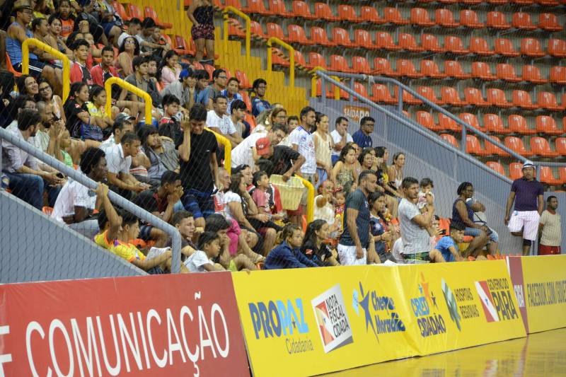 A 60ª edição dos Jogos Estudantis Paraenses (JEPs) encerrou neste domingo (24), na Arena Guilherme Paraense, em Belém. Após dois dias de competições, foram conhecidas as 16 equipes das modalidades coletivas de basquete, volei, futsal e handebol, nas categorias "A" (12 a 14 anos) e "B" (15 a 17 anos) que vão representar o Pará na etapa nacional dos Jogos Escolares da Juventude, em setembro.
FOTO: FERNANDO NOBRE / ASCOM SEDUC
DATA: 24.06.2018
BELÉM - PARÁ <div class='credito_fotos'>Foto: FERNANDO NOBRE/ASCOM SEDUC | <a href='/midias/2018/originais/546a27b2-ca7e-4a3f-8e60-e3596687f76f.jpg' download><i class='fa-solid fa-download'></i> Download</a></div>