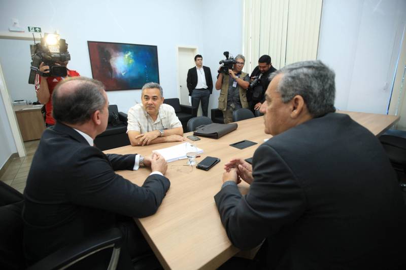 O Governo do Estado do Pará iniciou, nesta terça-feira (6), a transição da administração ao futuro governo. Na sede da Procuradoria Geral do Estado, o Procurador-geral, Ophir Cavalcante Júnior e o Auditor-geral do Estado, Roberto Amoras, receberam o ex-deputado Parsifal Pontes, coordenador da quipe de transição do governador eleito, Hélder Barbalho.
FOTO: THIAGO GOMES / AG. PARÁ
DATA: 06.11.2018
BELÉM - PARÁ <div class='credito_fotos'>Foto: Thiago Gomes /Ag. Pará | <a href='/midias/2018/originais/546b4ae3-cc5e-4611-b802-a703aa944c81.jpg' download><i class='fa-solid fa-download'></i> Download</a></div>