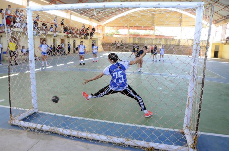 A Regional Mocajuba dos Jogos Estudantis Paraenses (JEPs), que ocorreu de 16 a 20 deste mês reunindo municípios do Baixo Tocantins, foi encerrada com festa no final de semana, pelos atletas que garantiram vagas na Etapa Estadual da competição, marcada para o período de 19 a 22 de junho, na Arena Guilherme Paraense, em Belém, com as finais transmitidas ao vivo pela TV Cultura do Pará. O handebol feminino “B” a vitória ficou com a equipe de Tucuruí (foto), com as estudantes da Escola Estadual Deputado Raimundo Ribeiro.
FOTO: ELISEU DIAS / ASCOM SEDUC
DATA: 20.05.2018
MOCAJUBA - PARÁ <div class='credito_fotos'>Foto: Eliseu Dias / Ascom Seduc | <a href='/midias/2018/originais/546c44e9-f849-4c36-a638-abe3fa80107b.jpg' download><i class='fa-solid fa-download'></i> Download</a></div>