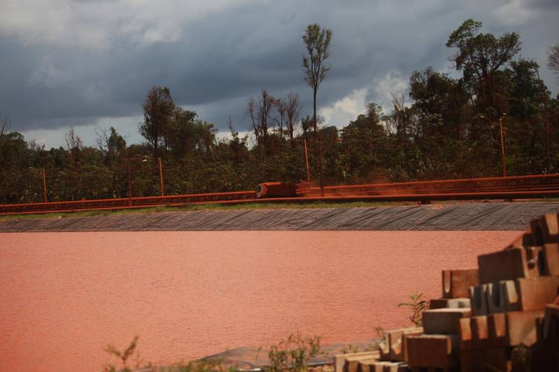 Por conta do não cumprimento do prazo de 48 horas dado pelo Governo do Estado para que a Hydro (foto) reduzisse os níveis das bacias de resíduos ao nível de pelo menos um metro, a Secretaria de Meio Ambiente e Sustentabilidade (Semas) notifica a empresa, na manhã desta terça-feira (27), com a determinação de que reduza a produção da refinaria em 50%. A Semas também triplicará a multa definida anteriormente, cumprindo a legislação ambiental em vigor, chegando a cerca de R$ 1 milhão por dia de descumprimento (300 mil Unidades de Padrão Fiscal). A empresa informou formalmente que reduziu os índices, mas não integralmente no total determinado de um metro. A determinação de redução emitida pela Semas reforça ainda que devem ser mantidos e ampliados os esforços para tratamento dos efluentes e de redução dos níveis das bacias. As equipes da Semas permanecem em campo 24 horas, trabalhando em conjunto com a Defesa Civil e outros órgãos, monitorando a situação.
FOTO: IGOR BRANDÃO / AG. PARÁ
DATA: 24.02.2018
BARCARENA - PARÁ <div class='credito_fotos'>Foto: IGOR BRANDÃO / AG. PARÁ | <a href='/midias/2018/originais/546e8ebe-4c2e-49ae-a4ae-da88121e5f5e.jpg' download><i class='fa-solid fa-download'></i> Download</a></div>