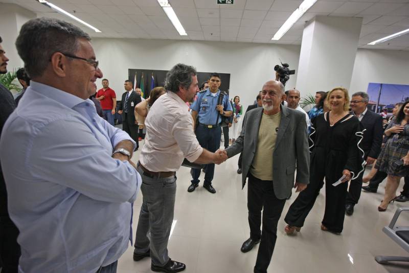 Carteira de identidade, habilitação e de trabalho. Seguro-desemprego, segunda via de boletos de água e multas de transito. Registros na Junta Comercial e DARFs de impostos. Registros de ocorrências na polícia e queixas ao Procon. Tudo num só lugar, rápido e fácil. O governador Simão Jatene (foto) entregou nesta sexta-feira, 04, à população a Estação Cidadania do Shopping Pátio Belém. É a sexta unidade de atendimento à população no estado do Pará. Num espaço de mais de mil metros quadrados, a população poderá contar com serviços de órgãos como: Banpará; Polícia Civil; Procon; Secretaria de Justiça e Direitos Humanos; Sistema Nacional de Empregos; Secretaria de Assistência Social, Trabalho e Renda; Junta Comercial do Estado, Secretaria da Fazenda, Cosanpa, Detran, Igeprev e Fundação Pro-Paz. Além desses, as novidades ficam por conta do Hemopa, oferecendo a possibilidade do cidadão doar sangue e da Secretaria Municipal de Mobilidade (Semob).
FOTO: ANTÔNIO SILVA / AG. PARÁ
DATA: 04.05.2018
BELÉM - PARÁ <div class='credito_fotos'>Foto: Antônio Silva/Ag. Pará | <a href='/midias/2018/originais/546f85a7-ff67-488a-b16f-4e17ebd5087c.jpg' download><i class='fa-solid fa-download'></i> Download</a></div>