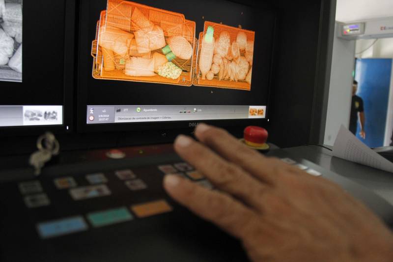 A Superintendência do Sistema Penitenciário do Estado (Susipe) adquiriu novos equipamentos para reforçar a segurança nas 46 unidades prisionais do Estado. Foram investidos cerca de R$ 10 milhões do total de recursos destinados ao Pará pelo Fundo Penitenciário Nacional (Funpen), em 2017 - o montante foi de mais de R$ 44 milhões de reais. O recurso foi utilizado na compra de rádios comunicadores, raquetes, algemas, banquetas e equipamentos de raio x, furgão-cela, caminhão-cela, contratação de serviço de bloqueio de celular e equipamentos de tecnologia da informação, além de armamento que será utilizado pelos novos agentes prisionais concursados.
FOTO: AKIRA ONUMA / ASCOM SUSIPE
DATA: 09.03.2018
BELÉM - PÁRA <div class='credito_fotos'>Foto: Akira Onuma / Ascom Susipe | <a href='/midias/2018/originais/547830a9-40a8-4414-b42c-8936a6560dc2.jpg' download><i class='fa-solid fa-download'></i> Download</a></div>