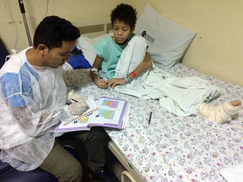 No Hospital Regional do Sudeste do Pará - Dr. Geraldo Veloso (HRSP), em Marabá (PA), o movimento nas enfermarias vai além de profissionais da assistência. Os pacientes também recebem cuidado especial dos integrantes do Programa de Voluntariado, por meio de atividades como musicoterapia e risoterapia. Neste mês, a unidade quis retribuir a dedicação dessas pessoas e homenageá-las durante a II Convenção dos Voluntários. Durante a programação, os participantes receberam cartas e assistiram a depoimentos de pacientes, acompanhantes e colaboradores gratos pelo tempo que os voluntários dedicam à atividade na unidade. Na foto, aulas com pacientes internados.

FOTO: ASCOM / HRSP
DATA: 02.06.2018
MARABÁ - PARÁ <div class='credito_fotos'>Foto: ASCOM HRSP   |   <a href='/midias/2018/originais/547d2fb1-9d44-489c-acb0-92c1033adb90.jpg' download><i class='fa-solid fa-download'></i> Download</a></div>