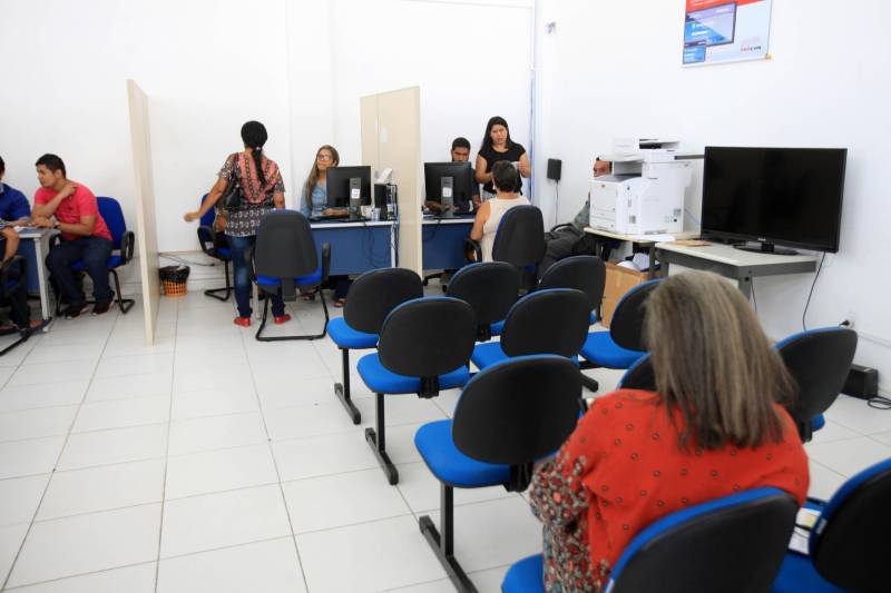 Diariamente, milhares de pessoas em todo o país enfrentam algum problema decorrente da relação de consumo. Ao todo, são realizados cerca de 100 atendimentos por dia no Procon da capital paraense (foto). Os atendimentos são por demanda espontânea, por meio de distribuição de senha, exceto casos de conciliação que são agendados.
FOTO: CARLOS SODRÉ / AG. PARÁ
DATA: 15.03.2018
BELÉM - PARÁ <div class='credito_fotos'>Foto: CARLOS SODRÉ / AG. PARÁ | <a href='/midias/2018/originais/5480e0c0-9a77-4ef8-a714-efeed1957ea6.jpg' download><i class='fa-solid fa-download'></i> Download</a></div>