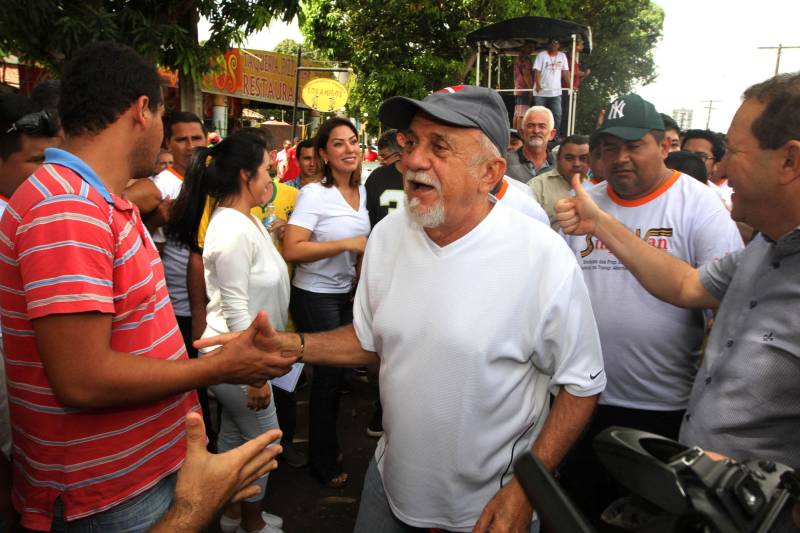 O governador Simão Jatene, na manhã deste sábado (14), no município de Castanhal, nordeste do Pará, assinou oficialmente a lei que regulamenta o serviço de transporte alternativo intermunicipal de passageiros. A cerimônia ocorreu no ginásio Loyola Passarinho.

FOTO: CRISTINO MARTINS / AG. PARÁ
DATA: 14.04.2018
CASTANHAL - PARÁ <div class='credito_fotos'>Foto: Cristino Martins/Ag. Pará   |   <a href='/midias/2018/originais/54874b80-b635-4735-b038-52b789301a75.jpg' download><i class='fa-solid fa-download'></i> Download</a></div>