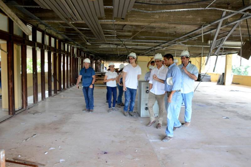 Obras de reforma e ampliação de 18 escolas na capital e no interior do Estado estão em fase de conclusão. Além das escolas, está sendo reformada a sede da Secretaria de Estado de Educação (Seduc). Nesta sexta-feira (6), a secretária Ana Claudia Hage, visitou a obra na Rodovia Augusto Montenegro (foto), que inclui a construção de um edifício de quatro andares, um auditório com 400 lugares e um restaurante. A obra da sede da Seduc faz parte, também, do Programa de Melhoria da Qualidade e Expansão da Cobertura da Educação Básica do Estado do Pará, que a secretaria está executando, e que abriga cerca de 120 projetos de novas escolas, reformas e ampliações.
FOTO: RAI PONTES / ASCOM UEPA
DATA: 06.04.2018
BELÉM - PARÁ <div class='credito_fotos'>Foto: Rai Pontes/Ascom Seduc | <a href='/midias/2018/originais/5489bd22-daa4-40e0-aad8-0defe348688f.jpg' download><i class='fa-solid fa-download'></i> Download</a></div>