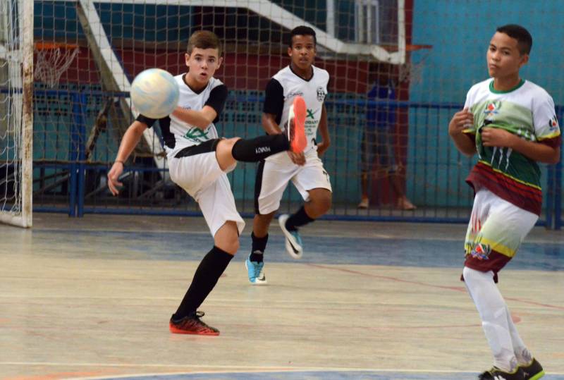 Com medalhas de ouro em handebol, futsal e basquetebol, e prata em voleibol, o município de Mãe do Rio, no nordeste paraense, encerrou sua participação na 2ª etapa Regional dos Jogos Estudantis Paraenses (JEPs) no sábado (12). A participação de Mãe do Rio na competição, que completa 60 anos em 2018, iniciou antes de sua elevação à condição de município, há 30 anos.
FOTO: ELISEU DIAS / ASCOM SEDUC
DATA: 12.05.2018
MÃE DO RIO - PARÁ <div class='credito_fotos'>Foto: Eliseu Dias / Ascom Seduc | <a href='/midias/2018/originais/548bd4e0-1f68-4a50-9e92-bb01649f913d.jpg' download><i class='fa-solid fa-download'></i> Download</a></div>