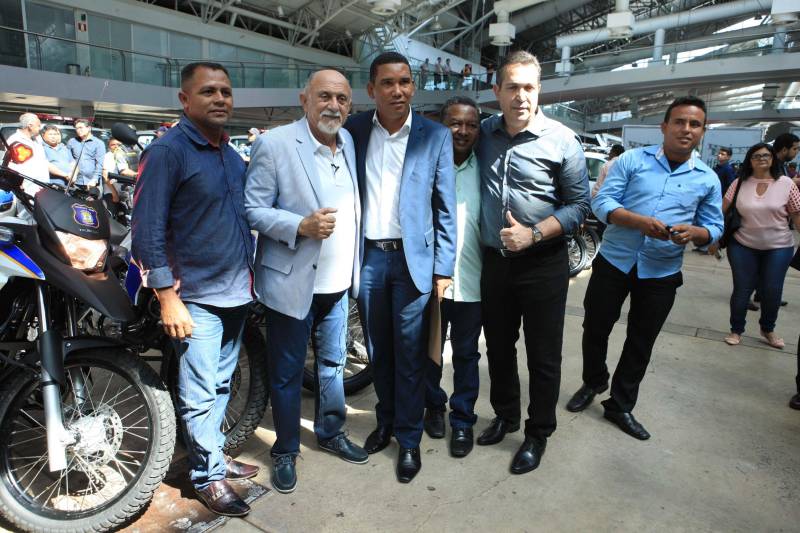 Com a entrega de mais 359 veículos, somente esta semana, o Governo do Pará reforçou a atuação da área de segurança pública em todo o Estado. Todos os veículos auxiliarão no combate a criminalidade e a manutenção da segurança em todo o território paraense. Boa parte desses veículos foi destinada diretamente para as guardas municipais, numa ação integrada com as Prefeituras, por meio da Secretaria de Segurança Pública e Defesa Social (Segup) com articulação da Secretaria de Municípios Sustentáveis, que define em conjunto com os municípios, a agenda de prioridades. A última etapa da entrega ocorreu nesta quinta-feira (5), no Hangar – Centro de Convenções da Amazônia. Na foto, o governador Simão Jatene(blazer azul) participou da entrega dos equipamentos.
FOTO: RODOLFO OLIVEIRA / AG. PARÁ
DATA: 05.07.2018
BELÉM - PARÁ <div class='credito_fotos'>Foto: Rodolfo Oliveira/Ag. Pará | <a href='/midias/2018/originais/548c216f-7c02-453c-98c9-9e8c71c2c190.jpg' download><i class='fa-solid fa-download'></i> Download</a></div>