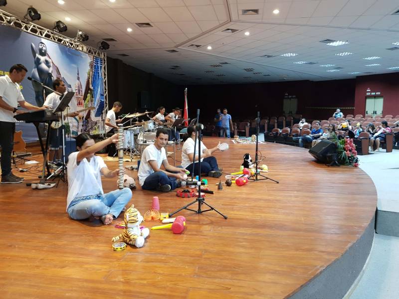 Muita gente aproveitou o final de semana para visitar o I Salão do Livro do Sul e Sudeste do Pará, que segue até o dia 6 de maio, no auditório do Carajás Centro de Convenções Leonildo Borges Rocha, em Marabá.
FOTO: KÉLIA SANTOS / CRGSP
DATA: 29.04.2018
MARABÁ - PARÁ <div class='credito_fotos'>Foto: KÉLIA SANTOS / ASCOM CRGSP | <a href='/midias/2018/originais/548deeb9-3f00-4282-9713-7f8490775368.jpg' download><i class='fa-solid fa-download'></i> Download</a></div>