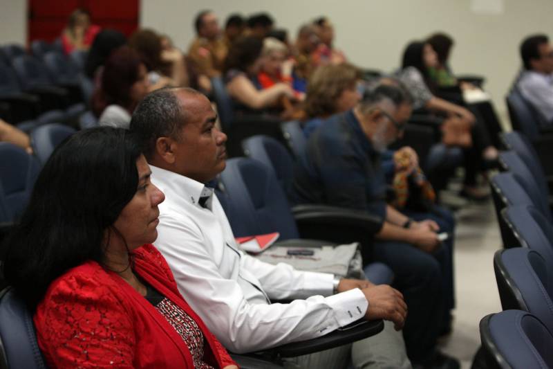 Operária de uma fábrica local de papel, Helenice Barbosa participou pela primeira vez na vida de uma audiência pública, na manhã desta segunda-feira (23), no auditório do Instituto de Gestão Previdenciária do Estado do Pará (Igeprev). Na ocasião estava sendo elaborado o orçamento do Estado do Pará para o exercício de 2019. “Foi um aprendizado muito importante, não fazia ideia do quanto poderia aprender sobre orçamento público”, disse ao final do evento sobre a Lei de Diretrizes Orçamentárias (LDO). A LDO, um dos mais importantes instrumentos normativos do novo sistema orçamentário brasileiro, estabelece as diretrizes para o próximo exercício financeiro, que compreende às metas e prioridades da Administração Pública Estadual, a estrutura e organização dos orçamentos, as diretrizes gerais para elaboração e execução dos orçamentos do Estado e suas alterações, as normas para monitoramento e avaliação dos programas de governo, as disposições relativas às despesas do Estado com pessoal e as alterações na legislação tributária e a política de aplicação de recursos financeiros pelas agências financeiras oficiais de fomento.
FOTO: SIDNEY OLIVEIRA / AG. PARÁ
DATA: 23.04.2018
BELÉM - PARÁ <div class='credito_fotos'>Foto: Sidney Oliveira/Ag. Pará | <a href='/midias/2018/originais/54921726-337e-487a-b1fe-dd8d1ed3900a.jpg' download><i class='fa-solid fa-download'></i> Download</a></div>
