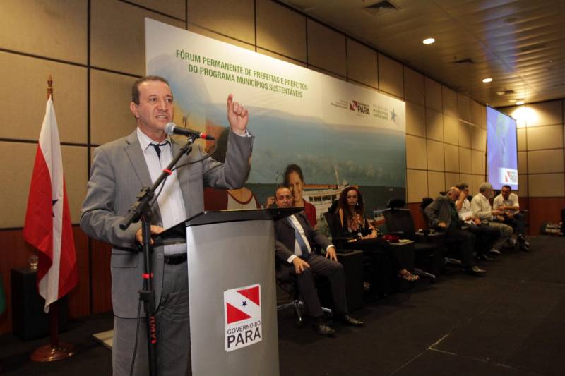 O primeiro dia do Fórum Permanente de Prefeitas e Prefeitos dos Municípios Sustentáveis contou com a participação de 85 prefeitos , 17 vices e 21 secretários municipais dos 141 municípios manifestaram interesse em adotar as diretrizes do programa. Para o governador Simão Jatene, esta grande participação simboliza a união de agentes públicos que colocaram os interesses coletivos acima dos interesses individuais para construir um estado melhor para todos. Com o tema “Gestão Compartilhada”, o evento traz as experiências e os desdobramentos das agendas governamentais que foram planejadas em parceria com as gestões municipais. Através da Secretaria Extraordinária de Municípios Sustentáveis (Semsu) Governo do Pará, por meio da Semsu, investe na capacitação dos municípios para a promoção de uma gestão fiscal eficiente. Para Izabela Jatene, este primeiro dia serviu para sinalizar o quanto os gestores estão preocupados com o equilíbrio da questão fiscal dos municípios e em desenvolver uma governança compartilhada para desenvolver seus municípios. Na foto, o presidente da Alepa, deputado Márcio Miranda.
FOTO: CRISTINO MARTINS / AG. PARÁ
DATA: 07.02.2018
BELÉM - PARÁ <div class='credito_fotos'>Foto: Cristino Martins/Ag. Pará | <a href='/midias/2018/originais/54948b8f-342c-4913-97da-292608fe0315.jpg' download><i class='fa-solid fa-download'></i> Download</a></div>
