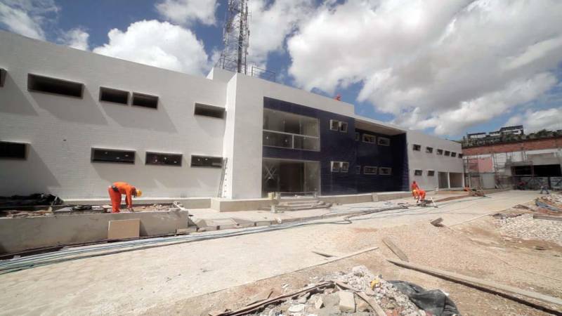 No início de junho está prevista a entrega da primeira etapa das obras de reforma do prédio histórico do 2º Batalhão da Polícia Militar (BPM), localizado na esquina da avenida Assis de Vasconcelos com a travessa Gaspar Viana, bairro Reduto. Na manhã desta sexta-feira (18), o comandante geral da PM, coronel Hilton Benigno, acompanhado do coronel Luiz Otávio e de equipe técnica, visitou as obras de engenharia da unidade onde será instalado a nova sede do 2º Batalhão, que abrange bairros como Campina, Cidade Velha e Reduto. O prédio é tombado pelo Instituto do Patrimônio Histórico e Artístico Nacional (Iphan). “Estamos inspecionando o serviço que já está 90% concluído. Nosso cuidado é por se tratar de um prédio histórico, mas também por conta das instalações a serem oferecidas aos nossos militares”, disse o coronel, que percorreu toda a área física do novo espaço que irá comportar, dentre outras instalações, alojamentos, almoxarifado, auditório e reserva técnica.

FOTO: ASCOM / POLÍCIA MILITAR
DATA: 18.05.2018
BELÉM - PARÁ <div class='credito_fotos'>Foto: Ascom Polícia Militar   |   <a href='/midias/2018/originais/549abb43-c6e1-4115-a217-bc83a36bf318.jpg' download><i class='fa-solid fa-download'></i> Download</a></div>