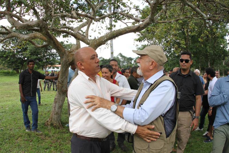 Cento e dezoito famílias da comunidade quilombola do Caeté, no município de Abaetetuba, no nordeste do Estado, foram beneficiadas com um título coletivo de terra. Com o documento, o Governo do Estado, por meio do Instituto de Terras do Pará (Iterpa), reconhece o direito de uma população que há décadas ocupa e trabalha na área. A cerimônia de entrega ocorreu na manhã deste sábado (24), no Centro Comunitário, e contou com a participação do governador Simão Jatene. A área titulada corresponde a cerca de 1.400 hectares. Agora, devidamente respaldadas, as famílias poderão ter acesso a empréstimos, políticas públicas, entre outros benefícios que possibilitam o desenvolvimento da sua produção e a continuidade de suas tradições. “Com o documento de terra a comunidade passa a ter segurança jurídica e acesso a créditos, financiamentos e outros benefícios que antes não lhes era permitido. Além disso, agora eles poderão produzir com mais segurança, mantendo a terra entre as futuras gerações”, afirmou o governador Simão Jatene.
FOTO: CRISTINO MARTINS / AG. PARÁ
DATA: 24.03.2018
ABAETETUBA - PARÁ
<div class='credito_fotos'>Foto: Cristino Martins/Ag. Pará | <a href='/midias/2018/originais/54a2019d-e200-4dc9-84eb-7d4e08a290f1.jpg' download><i class='fa-solid fa-download'></i> Download</a></div>