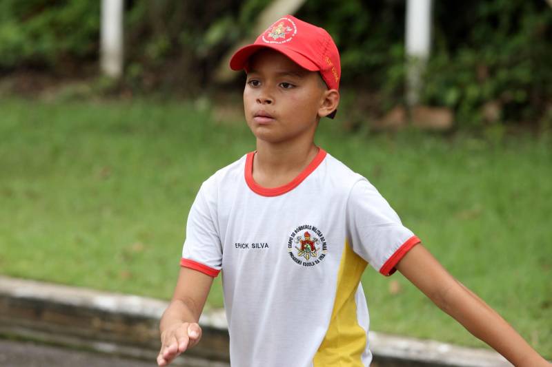 EO Corpo de Bombeiros Militar do Pará também atua com um projeto de responsabilidade social que oferece perspectivas às crianças e adolescentes. O “Escola da Vida” começou no quartel da Cremação em 1993, com apenas 20 alunos. Hoje, alcança 3.200 alunos matriculados e distribuídos em 25 polos pelo Estado. Mais de 25 mil crianças já passaram pelo projeto que oferece informações, orientações, treinamento, educação e base de apoio para a formação do cidadão. Dos 25 polos do Projeto Escola da Vida, cinco estão em Belém, nos bairros da Cremação e Val de Cans, além de Icoaraci, Outeiro e Mosqueiro, funcionando dentro dos quartéis. Na foto, Éric Macedo, 13 anos.
FOTO: SIDNEY OLIVEIRA / AG. PARÁ
DATA: 11.05.2018
BELÉM - PARÁ <div class='credito_fotos'>Foto: Sidney Oliveira/Ag. Pará | <a href='/midias/2018/originais/54a9cec7-113c-40df-b73b-5ca739829803.jpg' download><i class='fa-solid fa-download'></i> Download</a></div>