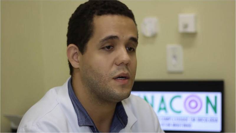 Cerca de 250 estudantes de escolas públicas do ensino fundamental e médio foram alvo da ação de educação em saúde promovida pela Unidade de Alta Complexidade em Oncologia Dr Vitor Moutinho (Unacon), em Tucuruí, com o objetivo de combater o tabagismo que é responsável por cerca de 30% das mortes pelos mais diversos tipos de câncer, entre eles, de pulmão,  laringe, faringe, esôfago, estômago, pâncreas, fígado, rim, bexiga, colo do útero e leucemias. A ação realizada pelo Grupo de Trabalho de Humanização (GTH) da unidade, que é referência no tratamento de câncer no sudeste paraense, levou especialistas às escolas para alertar sobre os perigos do tabagismo que atualmente é o maior fator de risco evitável de adoecimento e morte no mundo e, cada vez mais, envolve crianças e adolescentes. Na foto, o médico oncologista da Unacon, Leandro Almeida.

FOTO: ASCOM / UNACON
DATA: 19.05.2018
TUCURUÍ - PARÁ <div class='credito_fotos'>Foto: Ascom Unacon   |   <a href='/midias/2018/originais/54b4dfe9-2e33-481e-92c8-e09c051d6baa.jpg' download><i class='fa-solid fa-download'></i> Download</a></div>