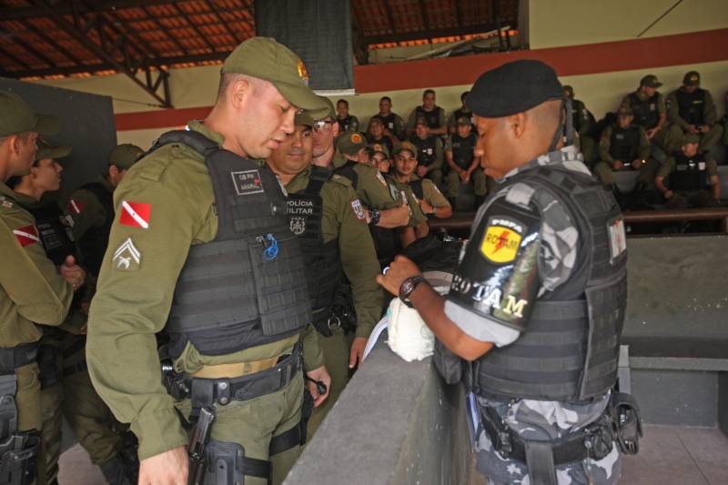 Trinta e oito agentes de segurança pública do Estado participam (foto), no Instituto de Ensino de Segurança Pública do Pará (Iesp), de um curso de especialização da Companhia Independente de Policiamento Escolar (Cipoe). A capacitação começou no dia 26 de fevereiro e vai até 23 de março, com aulas de segunda a sexta, nos turnos da manhã e tarde. Os agentes de segurança estão sendo treinados para atuar na segurança junto às comunidades escolares do Estado. Este é o segundo curso que acontece para a qualificação do policiamento escolar do Comando de Policiamento Especializado, através da Companhia Independente de Policiamento Escolar (Cipoe). O primeiro foi em 2017, e qualificou 40 policiais.
FOTO: CARLOS SODRÉ / AG. PARÁ
DATA: 13.03.2018
BELÉM - PARÁ <div class='credito_fotos'>Foto: Carlos Sodré/Agência Pará | <a href='/midias/2018/originais/54b5e067-0e4a-4015-bba5-6d7f99798bee.jpg' download><i class='fa-solid fa-download'></i> Download</a></div>