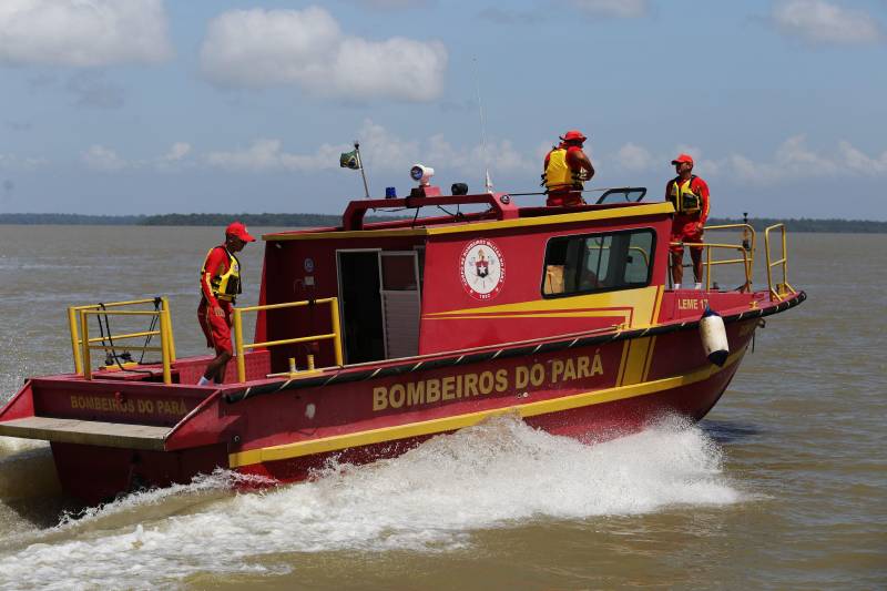 O Governo do Estado, por meio do Corpo de Bombeiros Militar do Pará em parceria com a Sobrasa (Sociedade Brasileira de Salvamento Aquático), realizaram nesta quarta-feira (05) a entrega de 100 coletes salva-vidas (foto) na comunidade ribeirinha do Igarapé Grande, no município de Ananindeua. A medida visa ajudar na prevenção dos acidentes por afogamento nos rios paraenses.
FOTO: SIDNEY OLIVEIRA / AG. PARÁ
DATA: 05.10.2016
ANANINDEUA - PARÁ <div class='credito_fotos'>Foto: Sidney Oliveira/Ag. Pará | <a href='/midias/2018/originais/54b5f9e0-d288-4fd6-9fb4-323ddf5d8fe3.jpg' download><i class='fa-solid fa-download'></i> Download</a></div>